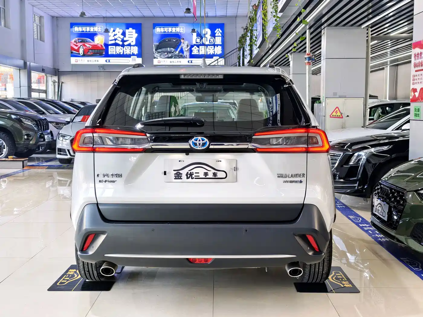 Toyota Wildlander 2023 Hybrid 2.5L E-CVT AWD Premium Edition фото 4