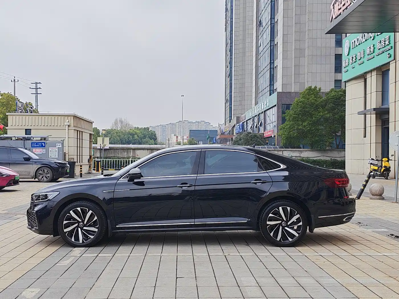 Volkswagen Passat 2022 330TSI Starlight Luxury Edition фото 7