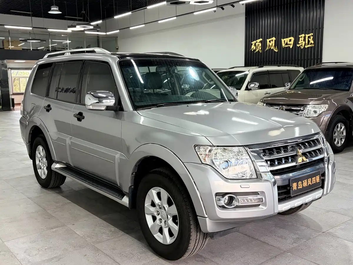 Mitsubishi Pajero (Import) 2012 2012 3.0L Luxury Edition