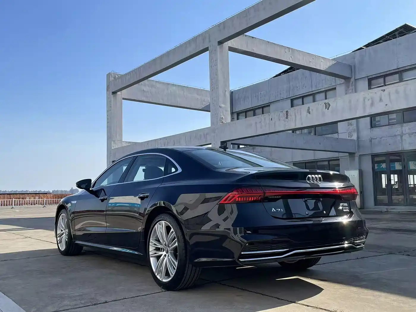 Audi A7L 2025 Model Year 45 TFSI quattro Premium фото 11