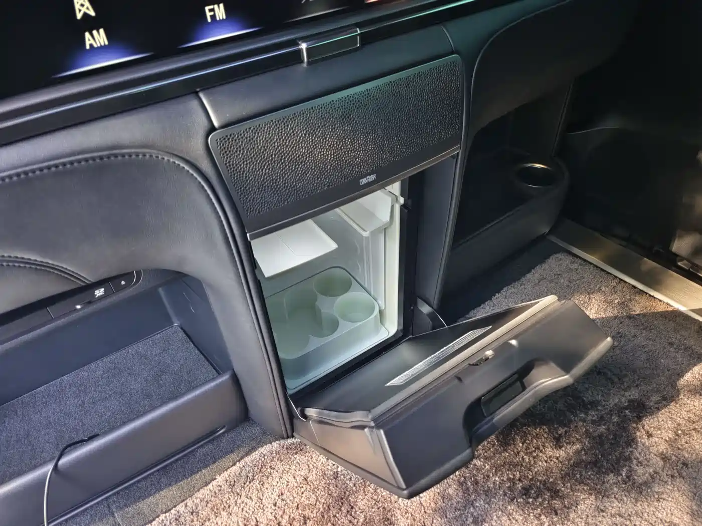 Lexus LM 2020 300h 4-Seat Imperial Edition фото 18
