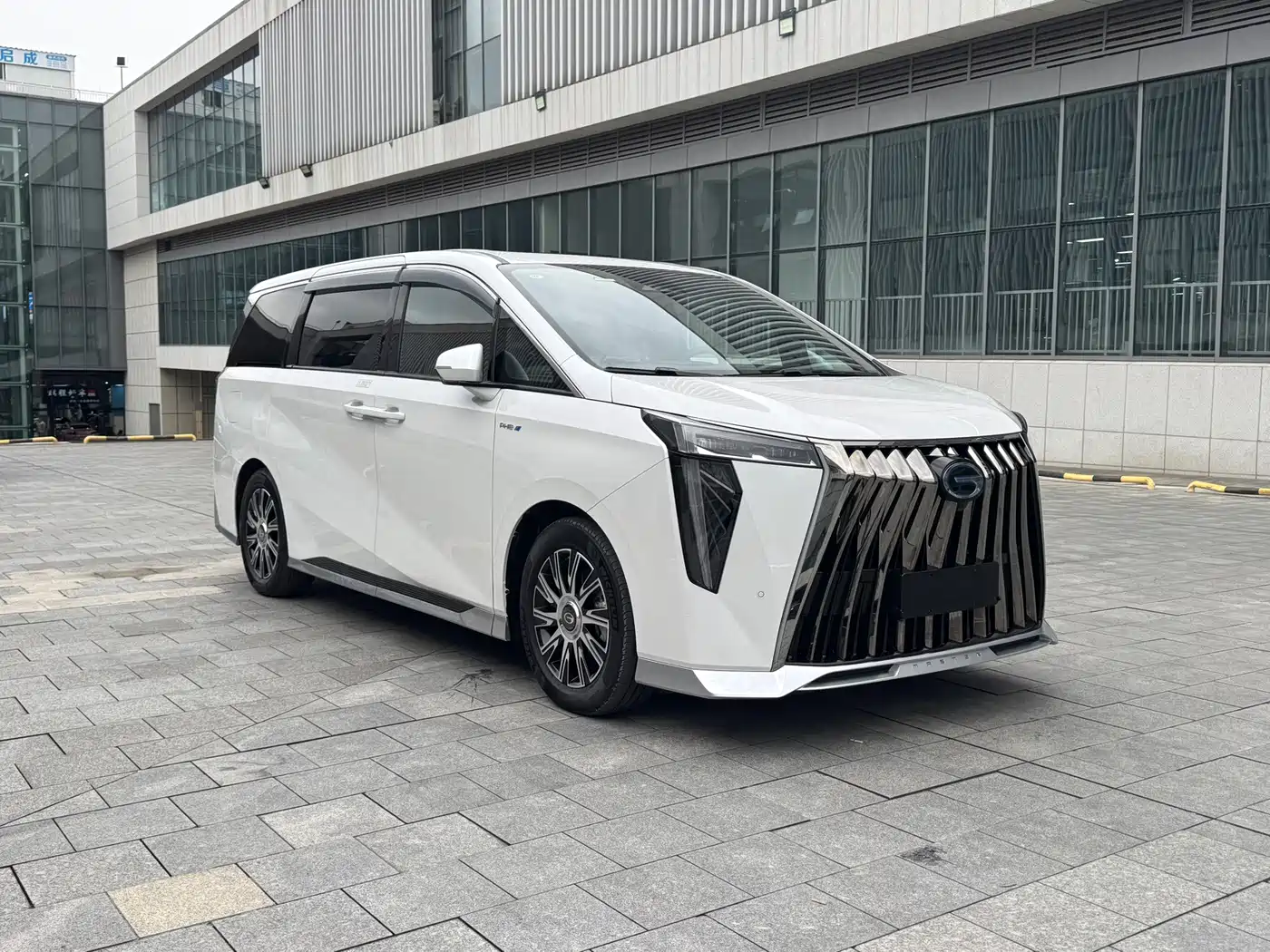 Photo 3 - GAC Trumpchi Trumpchi E9