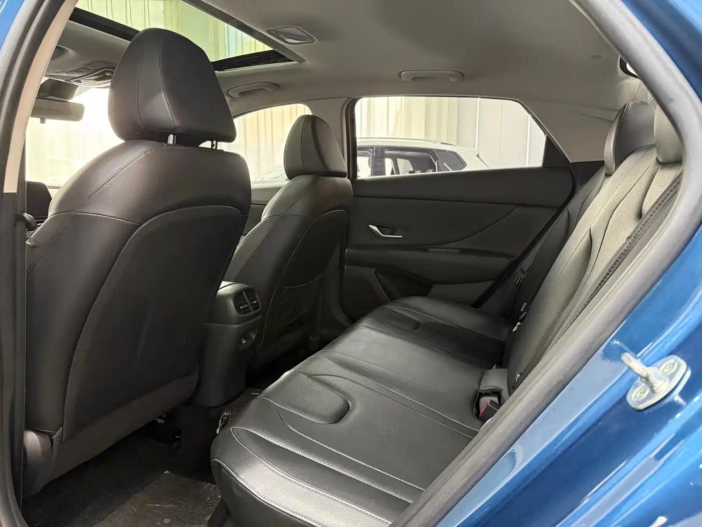 Hyundai Elantra 2022 1.5L CVT LUX Premium Edition фото 11
