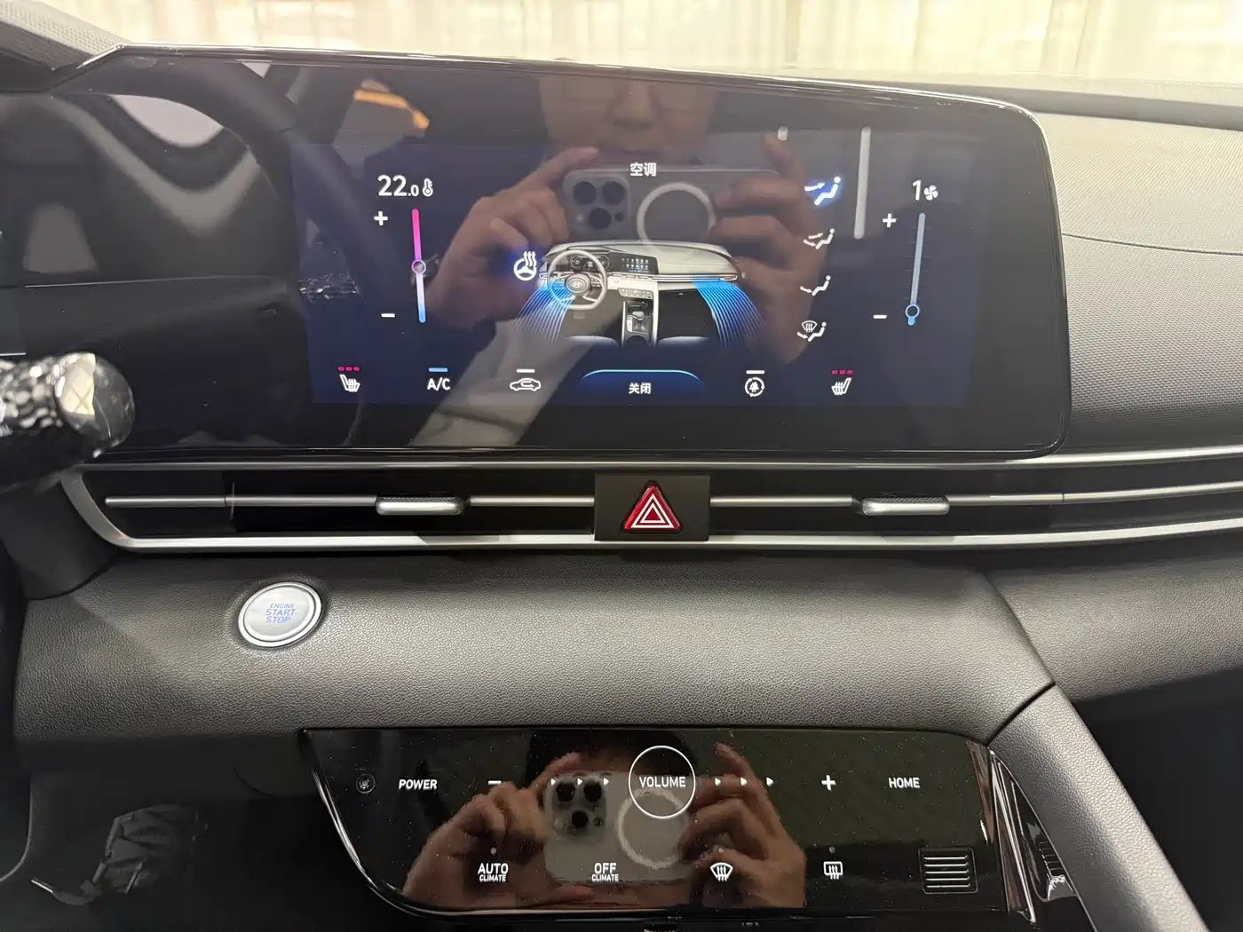 Hyundai Elantra 2022 1.5L CVT LUX Premium Edition фото 15