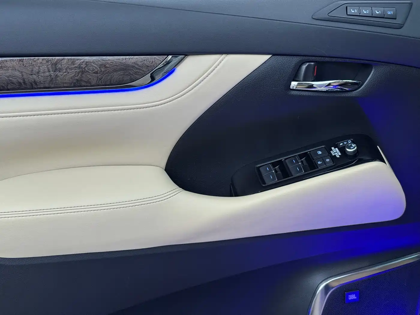 Toyota Vellfire 2021 Crown Hybrid 2.5L HV Premium Edition фото 16