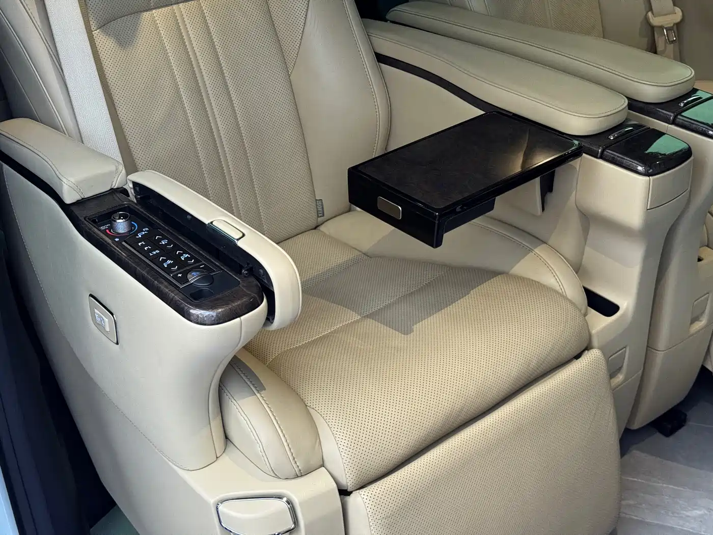 Toyota Vellfire 2021 Crown Hybrid 2.5L HV Premium Edition фото 14