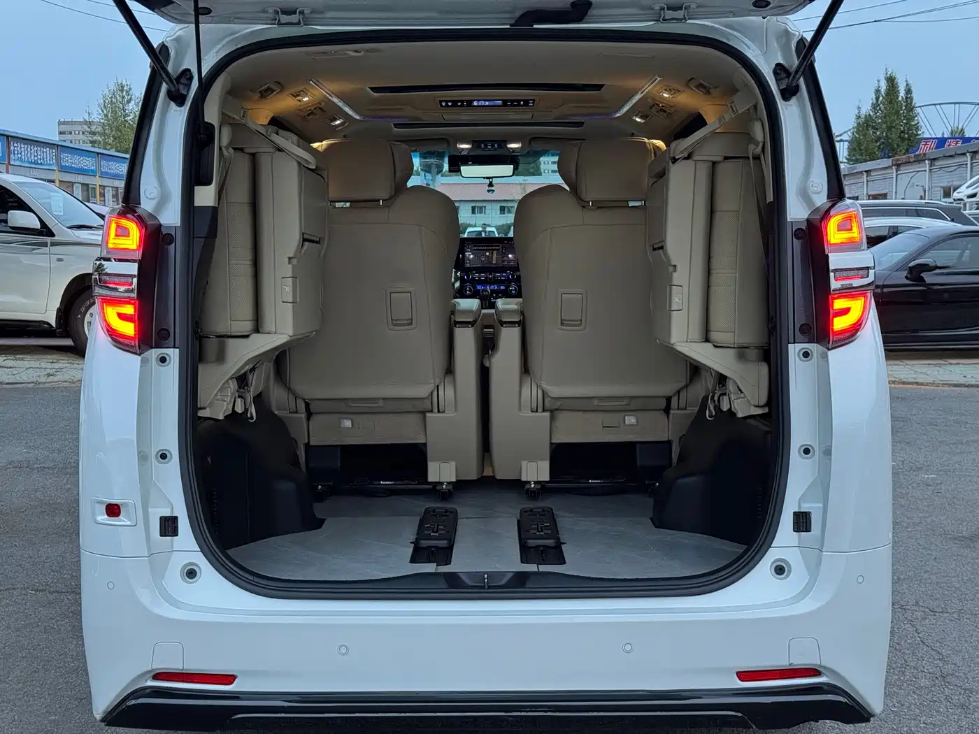 Toyota Vellfire 2021 Crown Hybrid 2.5L HV Premium Edition фото 19