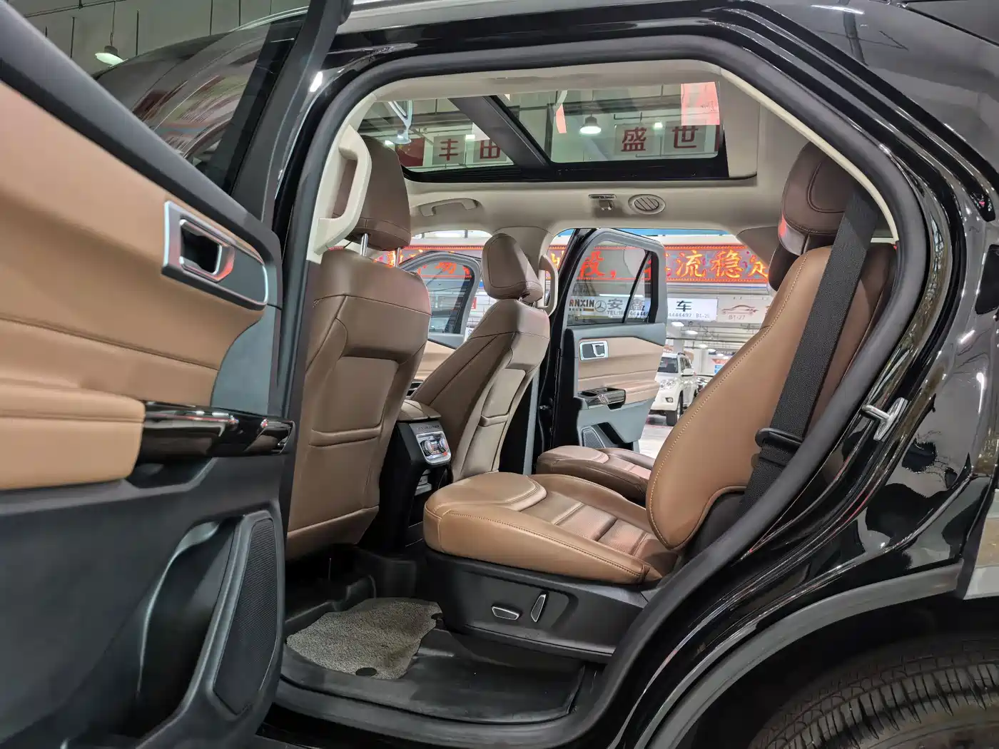 Photo 5 - Ford Explorer