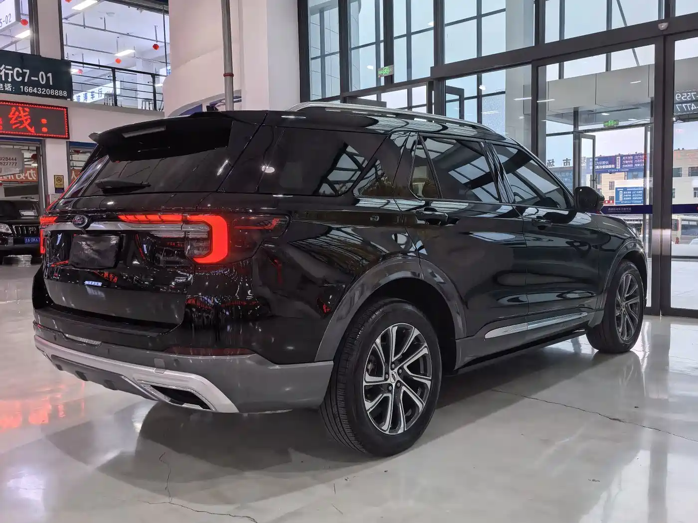 Photo 21 - Ford Explorer