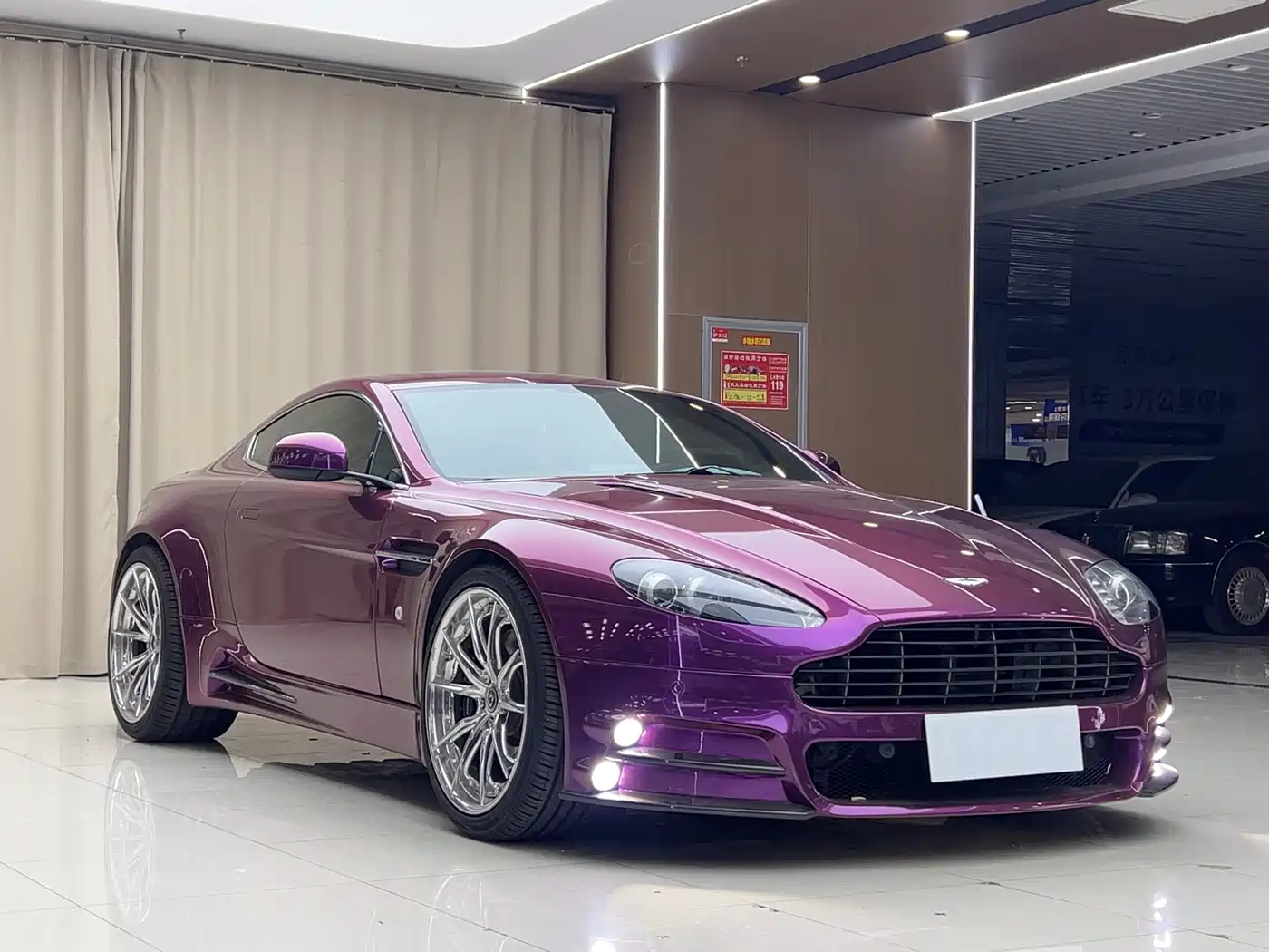 Aston Martin V8 Vantage 2011 4.7L Sportshift Coupe фото 3