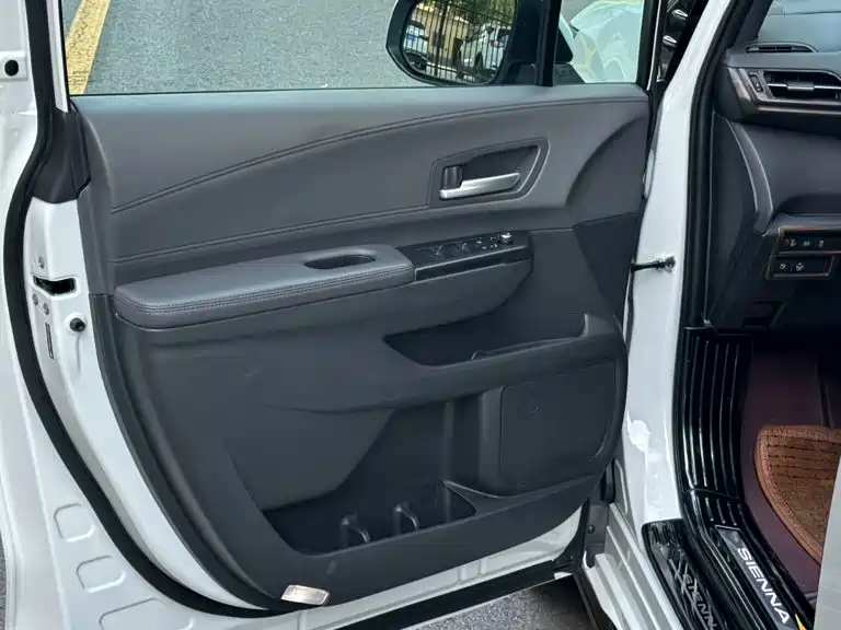 Фото 6 - Toyota Sienna