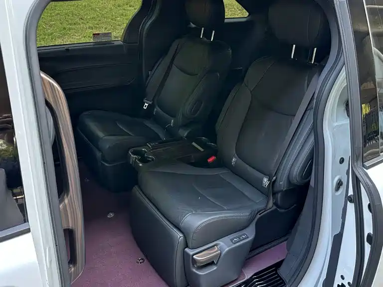 Фото 16 - Toyota Sienna