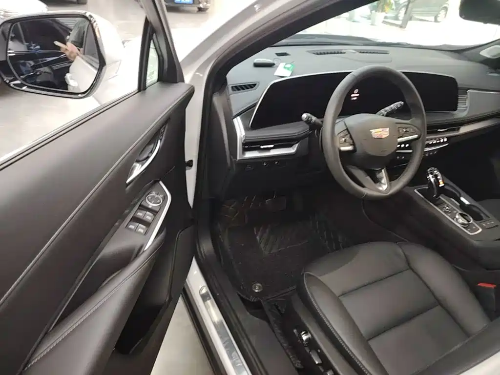 Photo 16 - Cadillac XT4