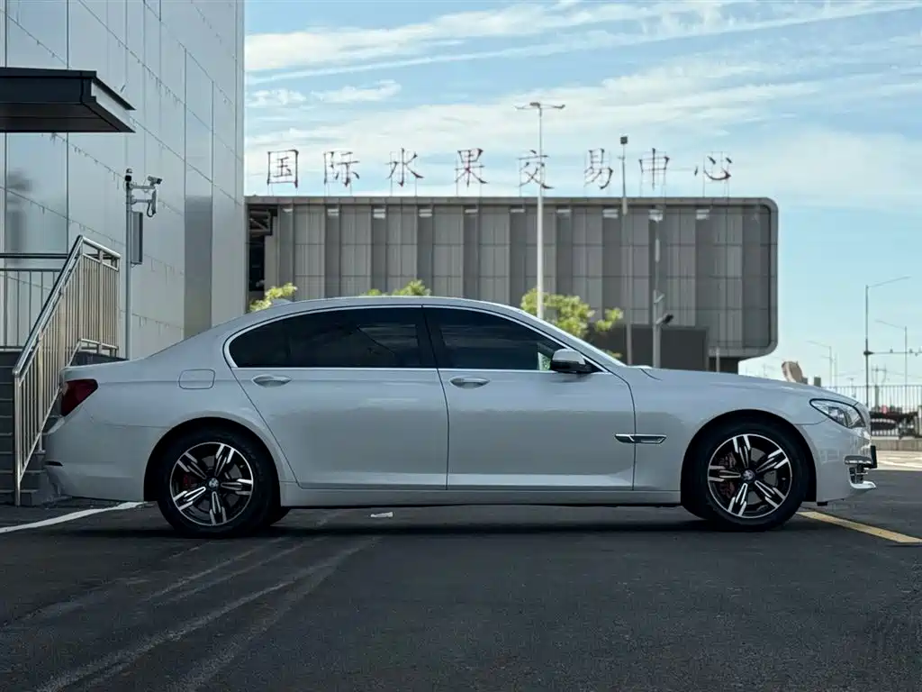 BMW 7 Series 2013 Model 730Li Leading фото 4