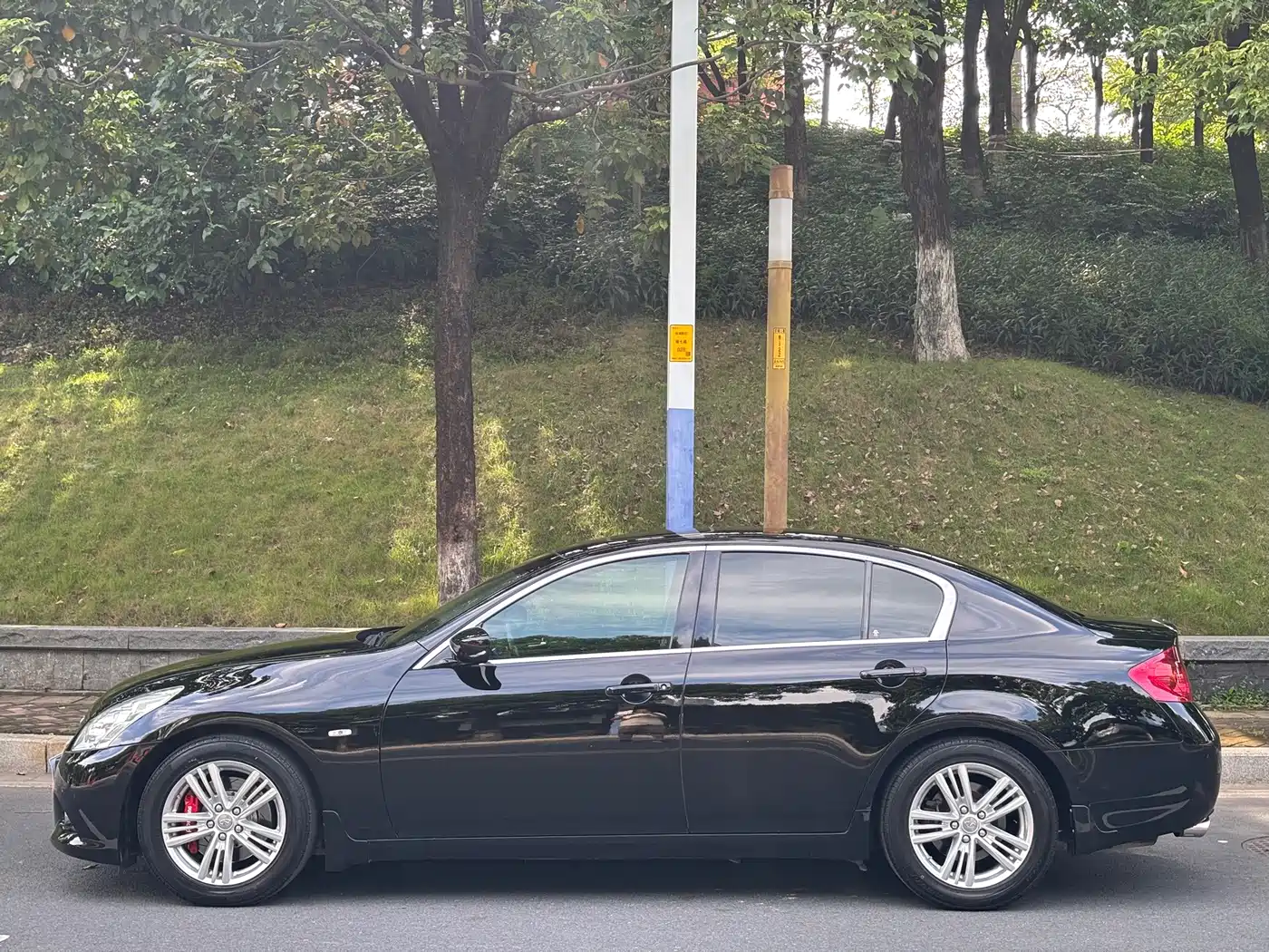Infiniti G Series 2011 2010 Model G25 Sedan Luxury Sport Edition