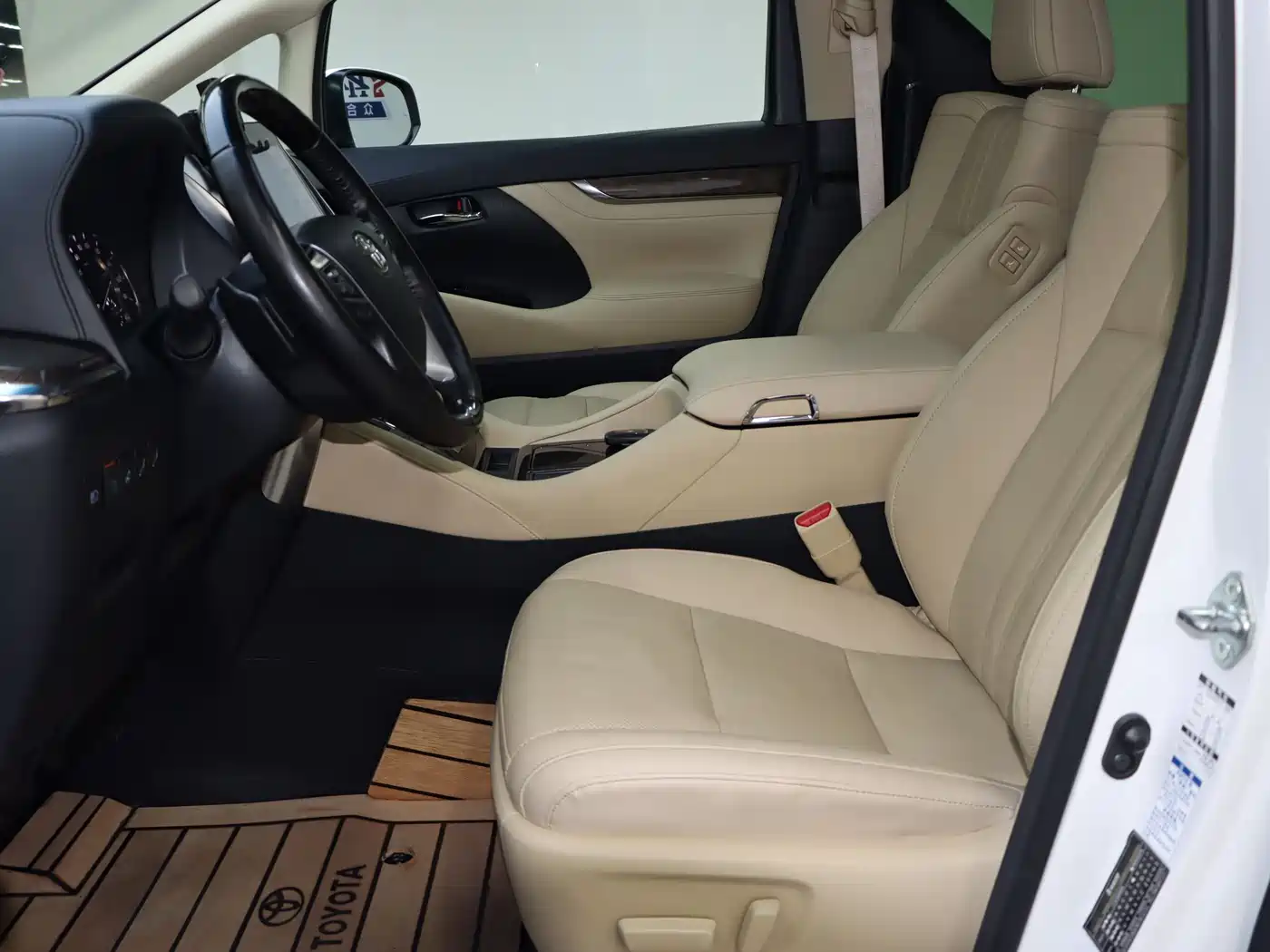 Toyota Vellfire 2021 Crown Hybrid 2.5L HV Premium Edition фото 4