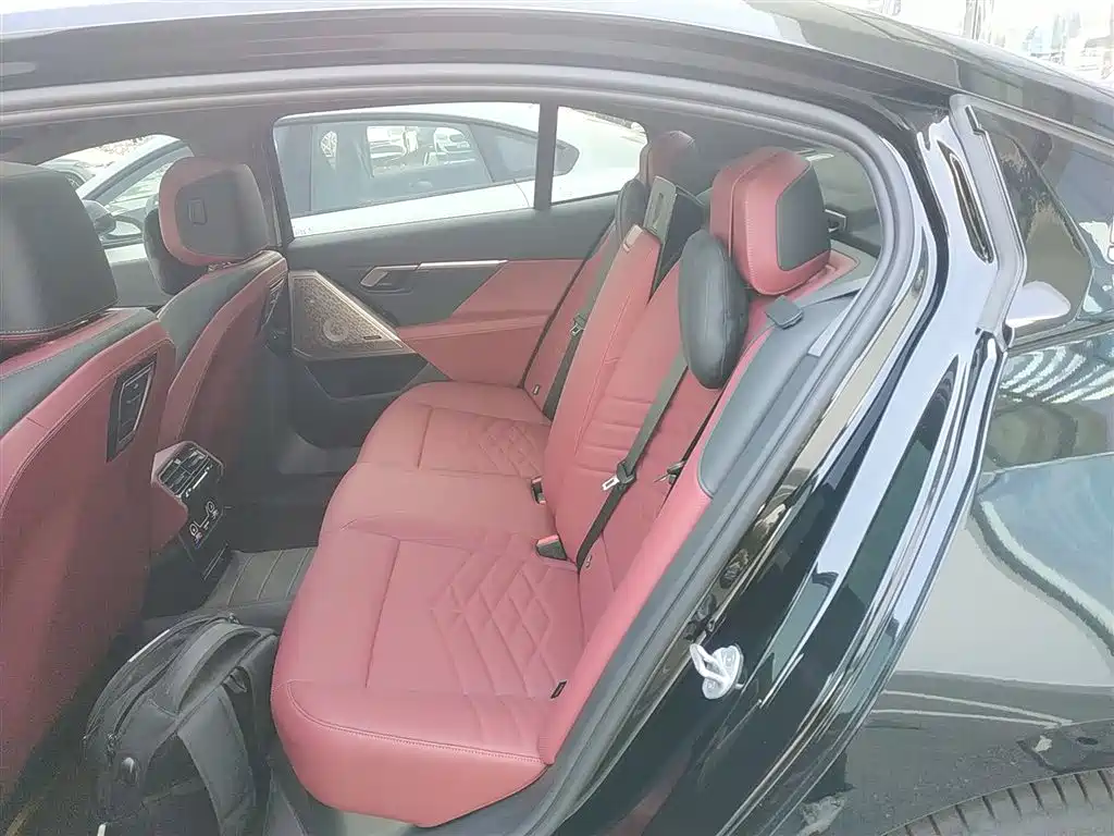 BMW 5 Series 2026 530Li Exclusive M Sport Package фото 13