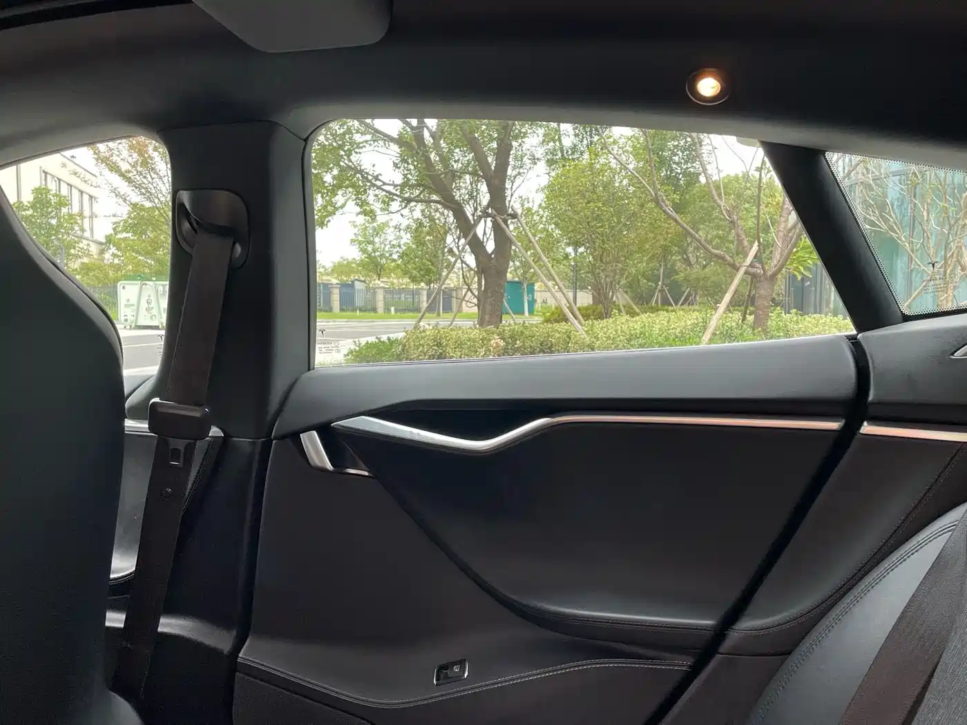 Photo 18 - Tesla Model S