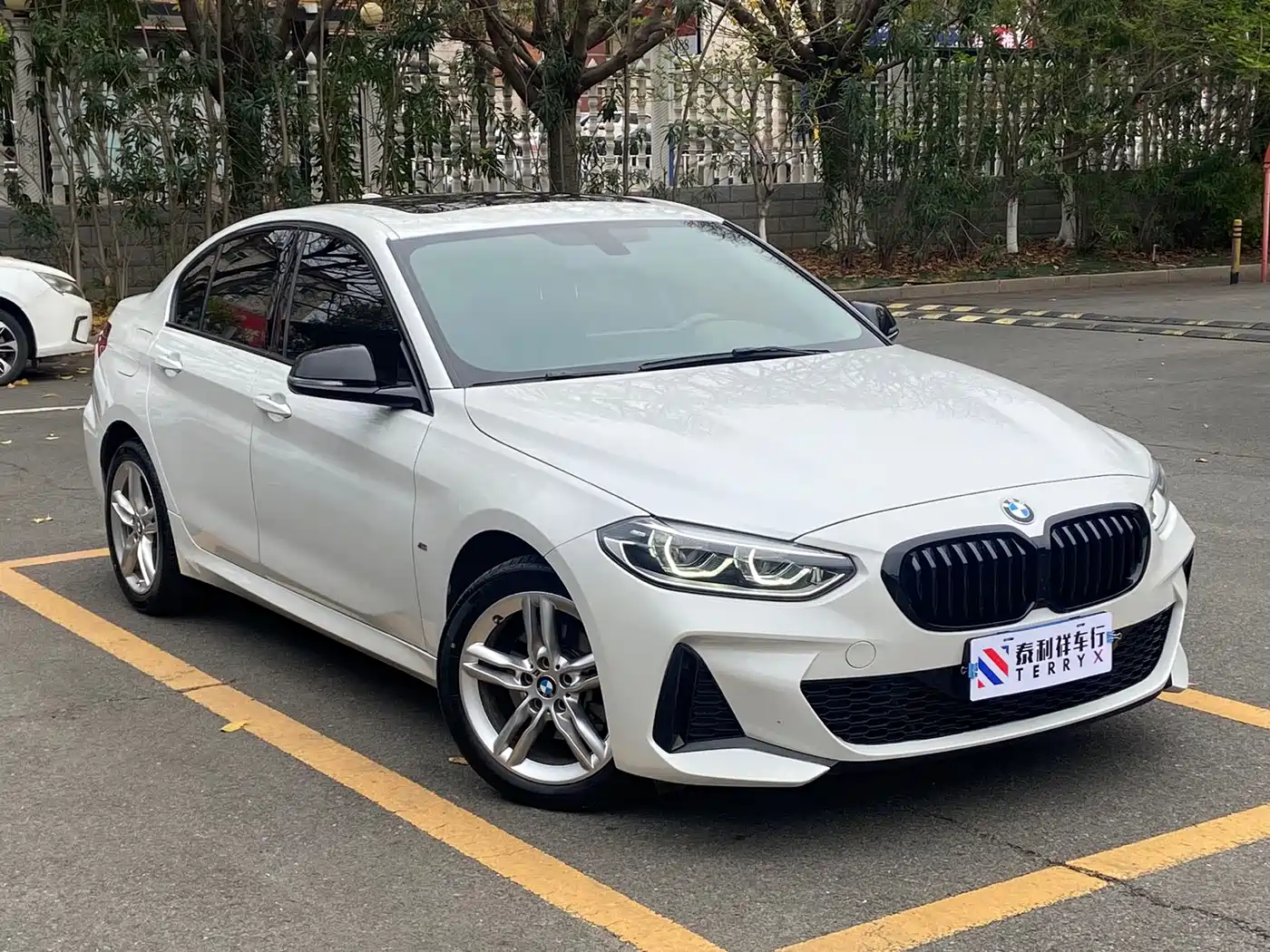 BMW 1 Series 2023 120i M Sport Shadow Edition фото 3