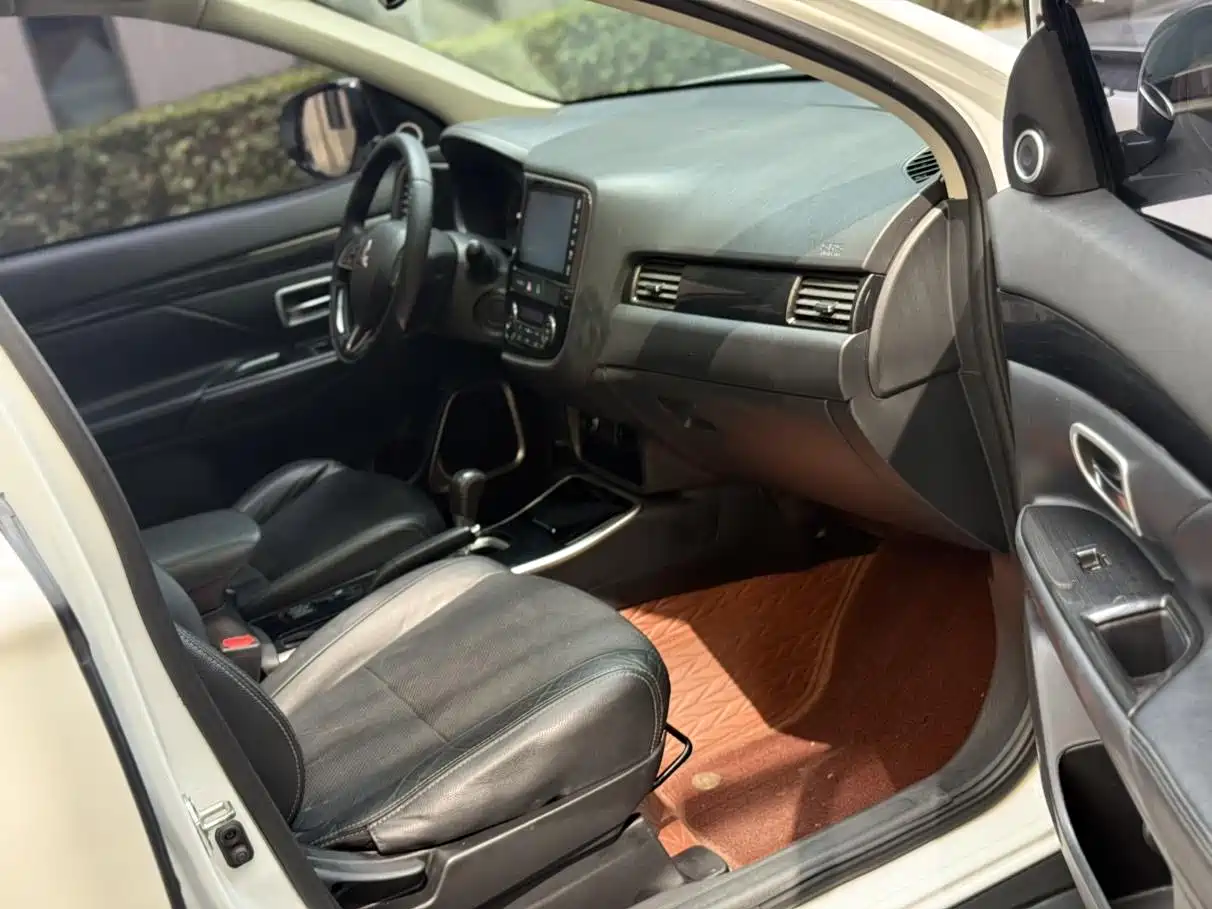 Mitsubishi Outlander 2018 2.0L 2WD Glory Edition 5-seater фото 4