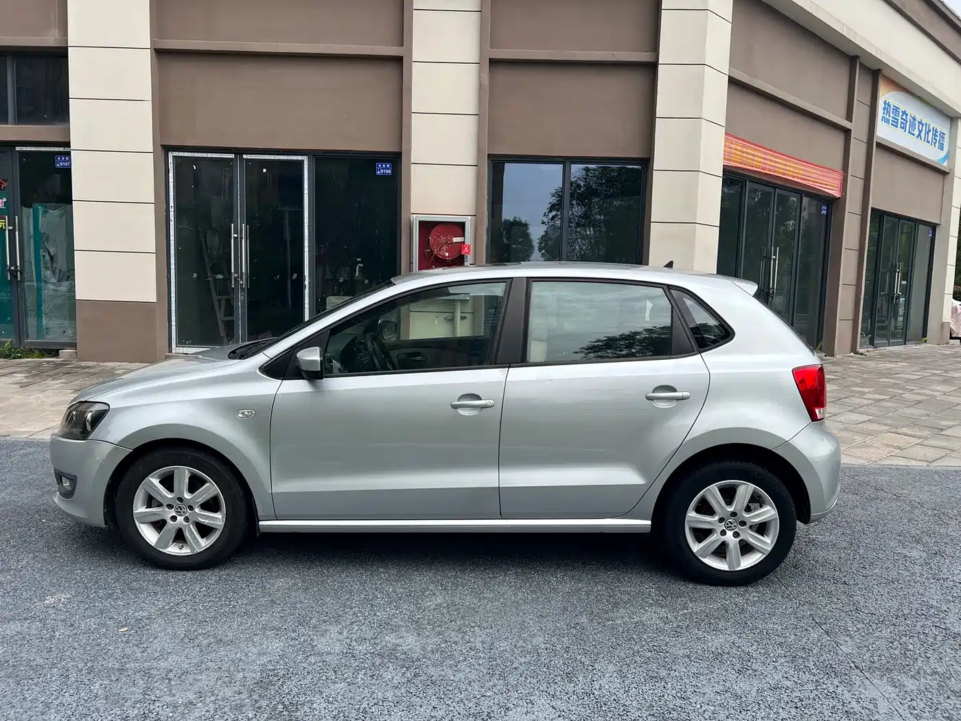 Volkswagen Polo 2011 1.4L Automatic Cool Edition фото 10