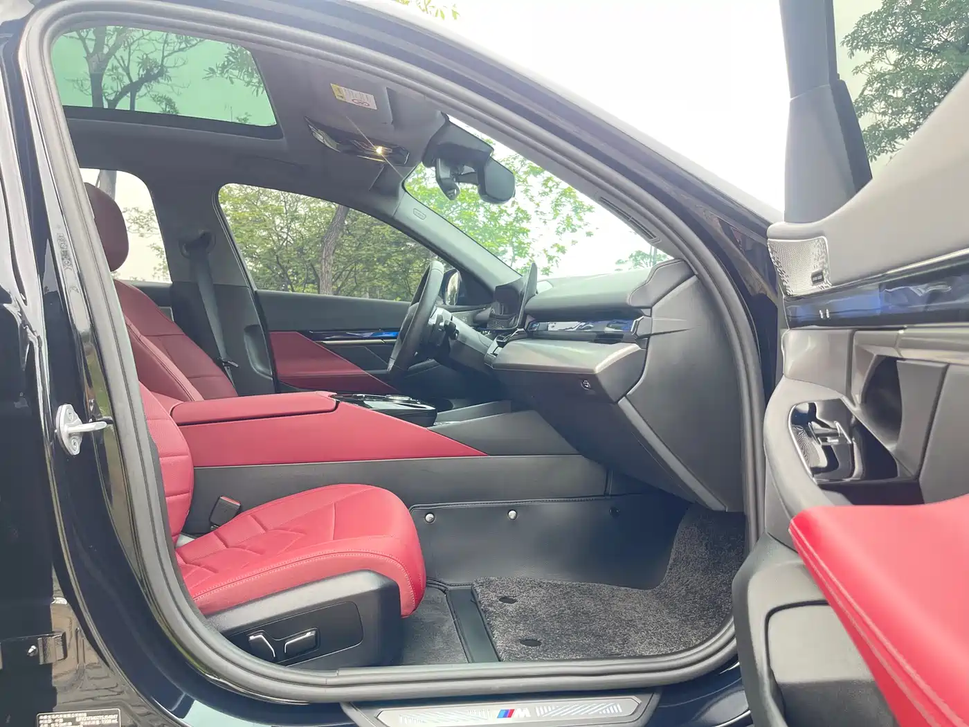 BMW 5 Series 2026 530Li Leading M Sport Package фото 13