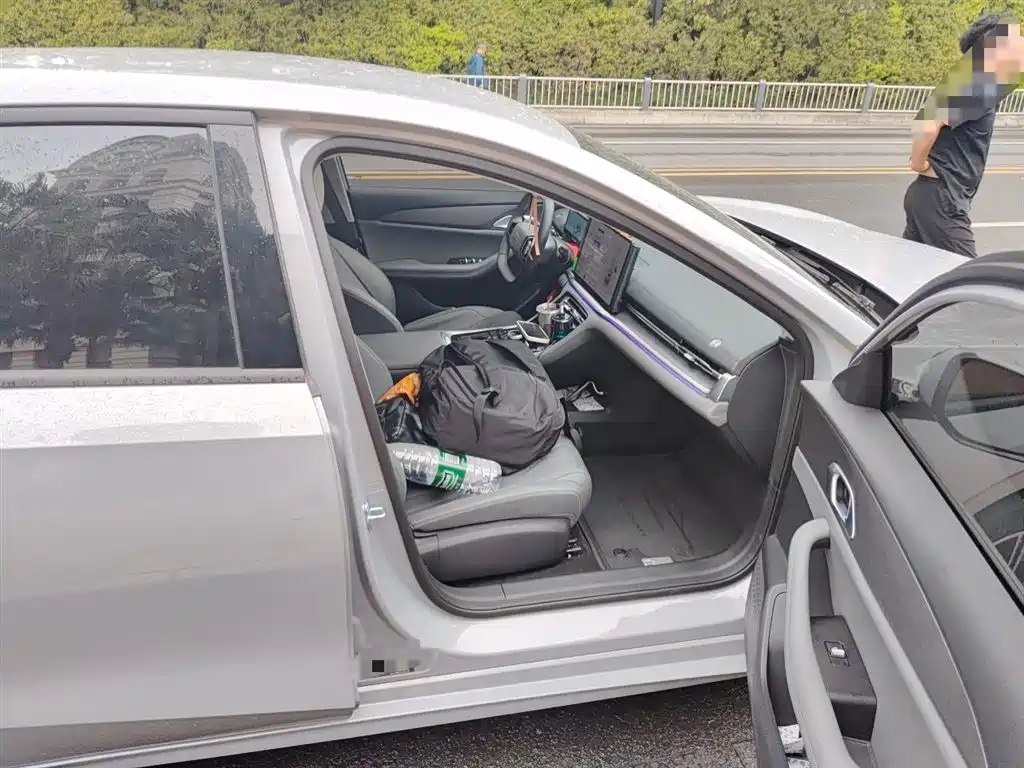 Geely Galaxy Galaxy A7 2025 EM-i 70km Luxury Edition фото 21