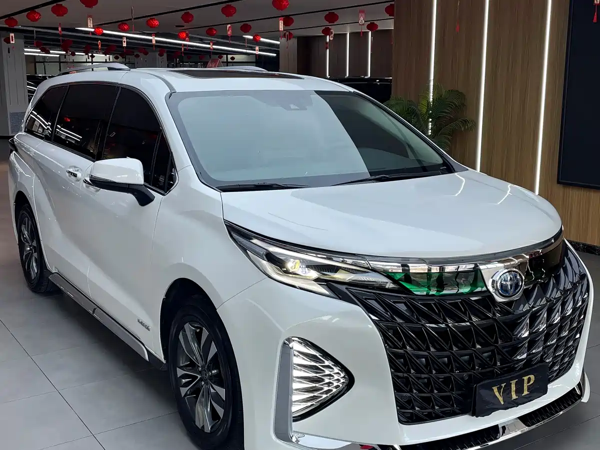 Toyota Granvia 2024 2.5L Hybrid Luxury фото 2