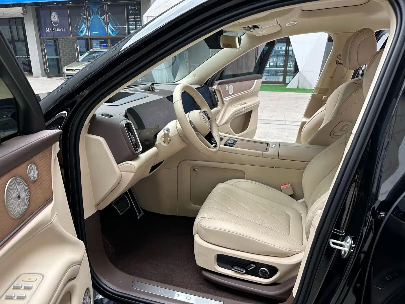 AITO Wenjie AITO M9 2024 Range Extender Max Edition 42kWh 6-seater фото 8