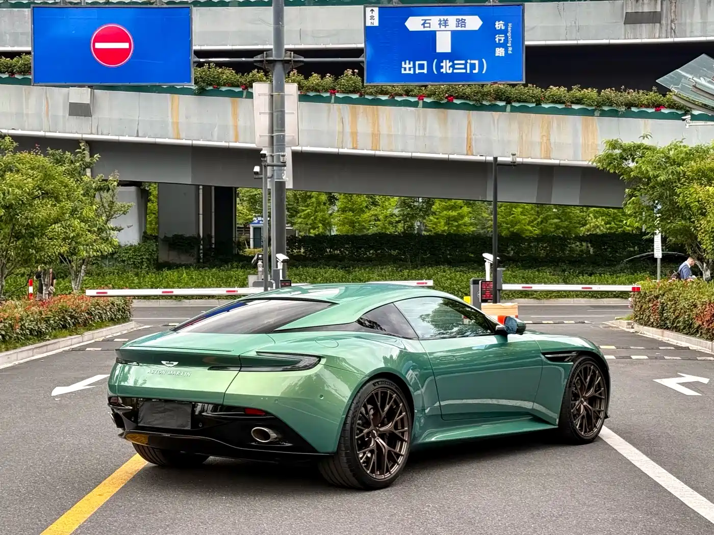 Aston Martin DB12 2023 4.0T V8 Coupe фото 7