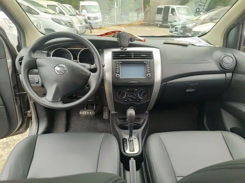Nissan Livina 2015 2013 1.6XE CVT Comfort