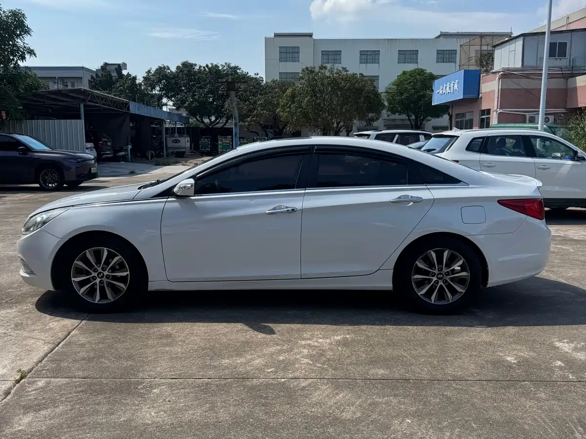 Hyundai Sonata 2013 2.0L Automatic Luxury Edition фото 6