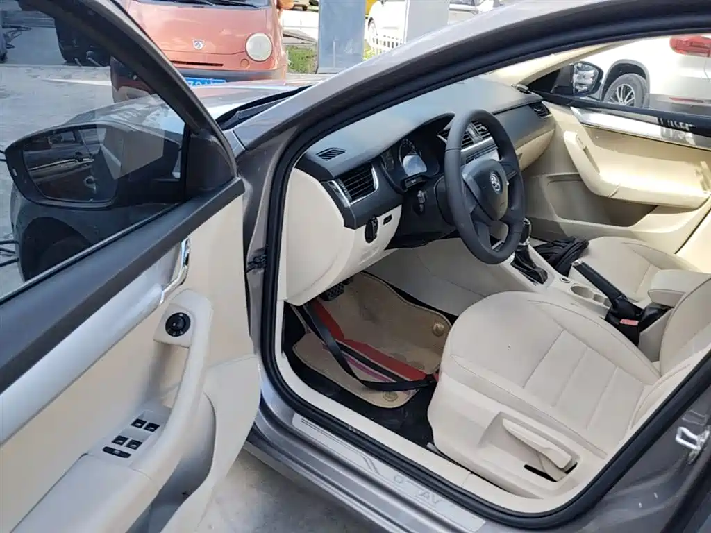 Škoda Octavia 2015 1.6L Automatic逸杰版 фото 16