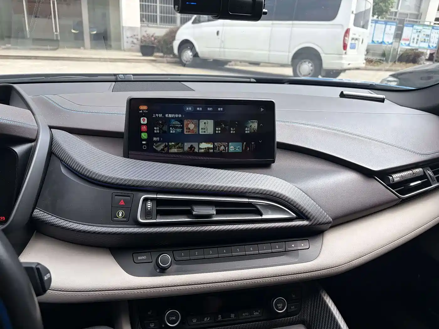  I8