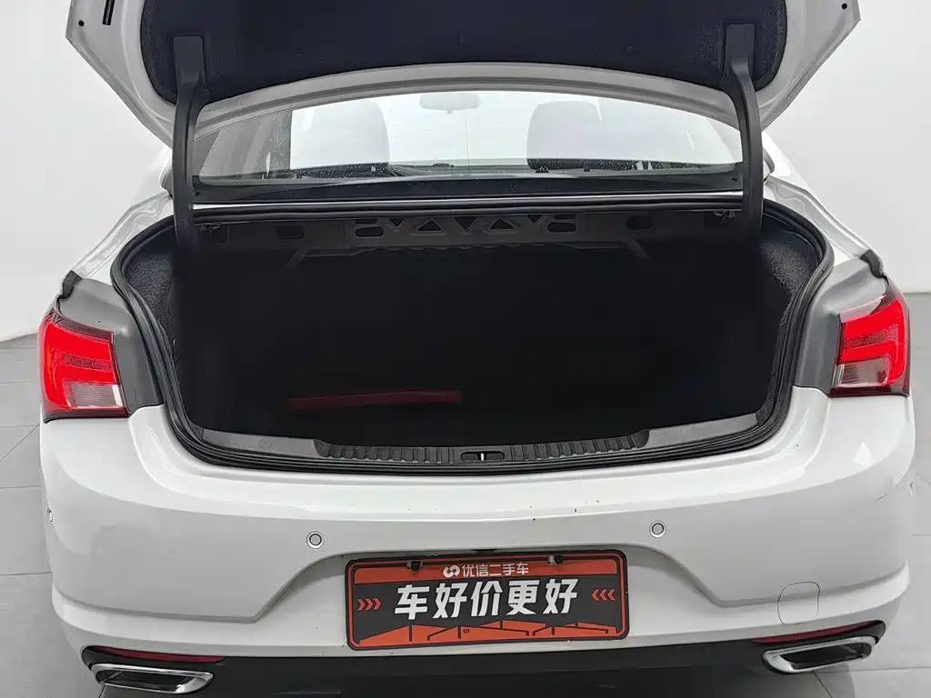 Photo 16 - Buick Verano