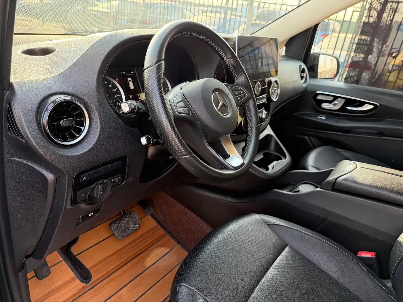 Mercedes-Benz Vito 2023 2.0T Business 7-Seater фото 13