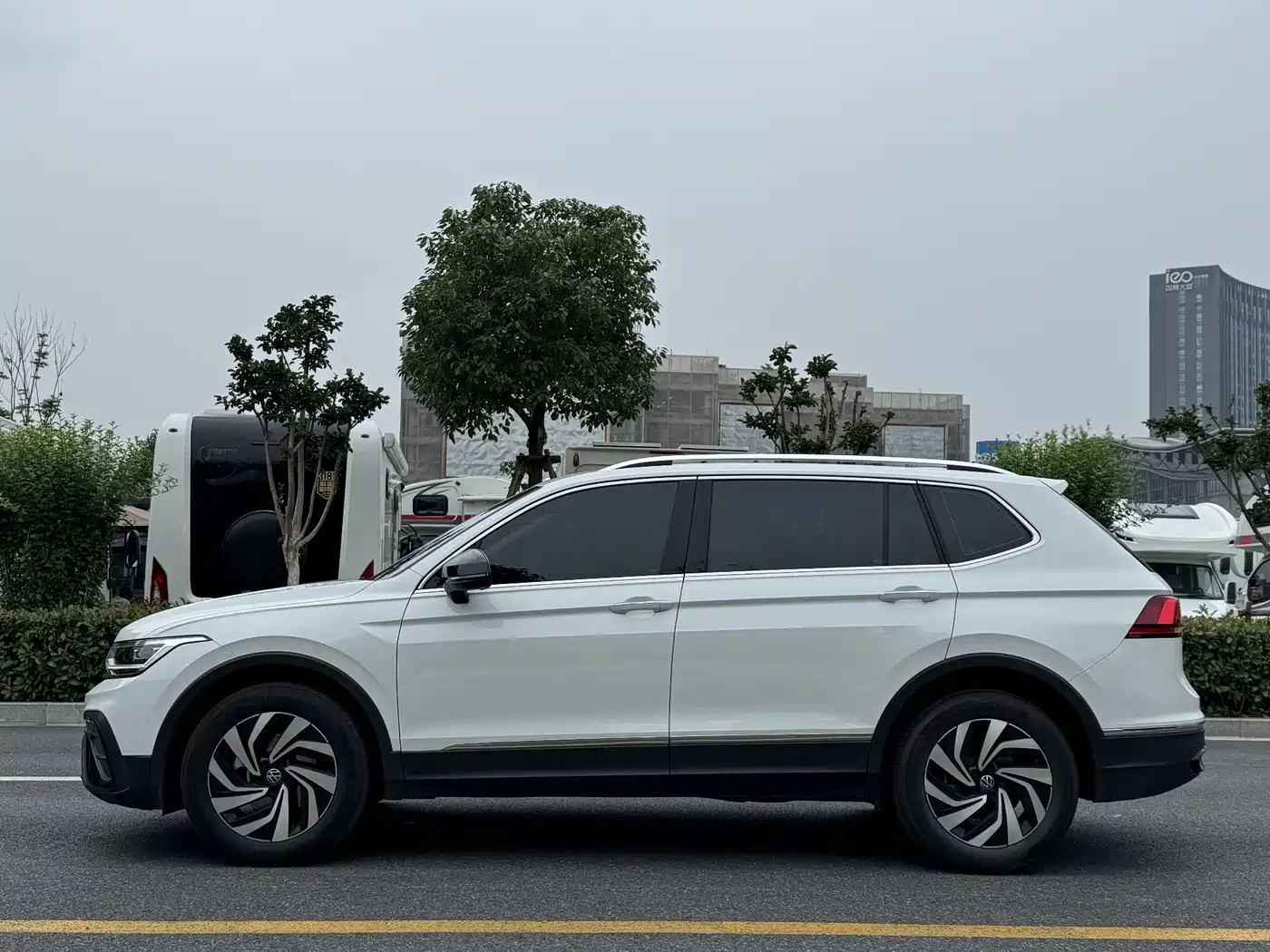 Volkswagen Tiguan L 2025 Model 300TSI Auto 2WD Dragon Edition фото 4