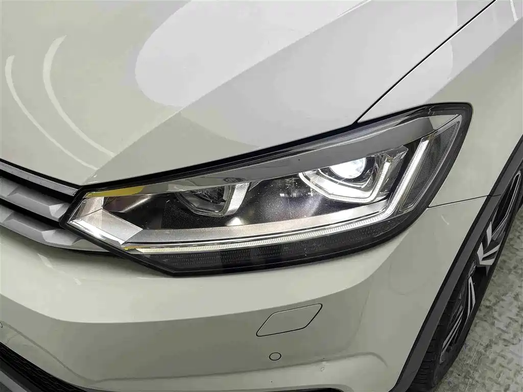 Volkswagen Touran 2021 Touran L 280TSI DSG Cross Edition 6-seater фото 5
