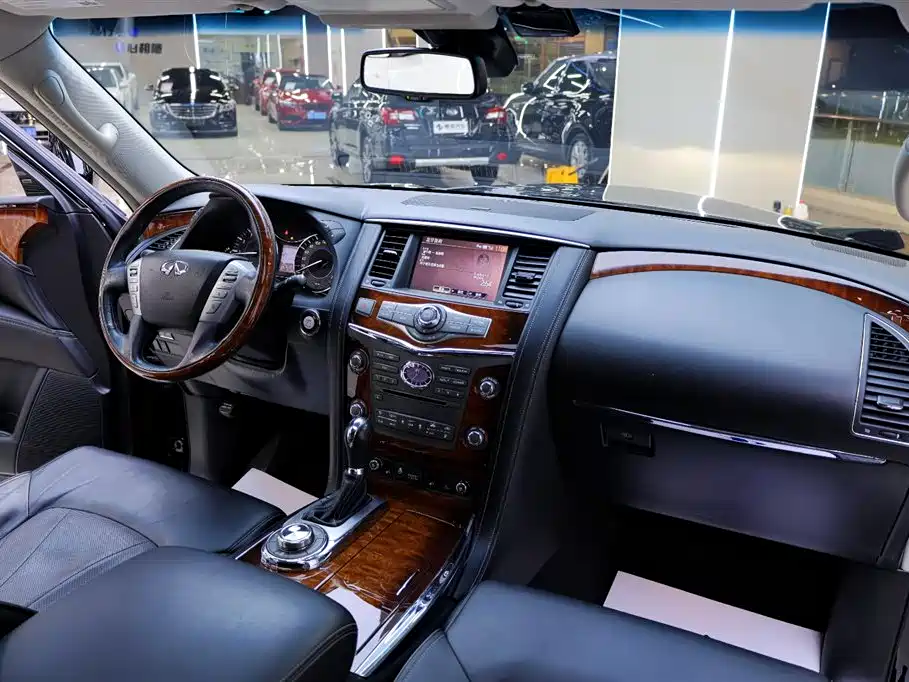 Infiniti QX80 2016 5.6L 4WD фото 18