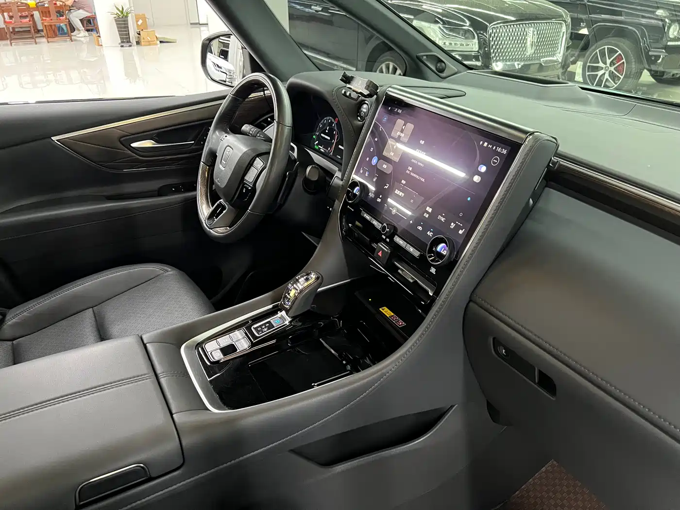 Toyota Vellfire 2024 Crown Hybrid 2.5L Executive Premium Edition фото 19