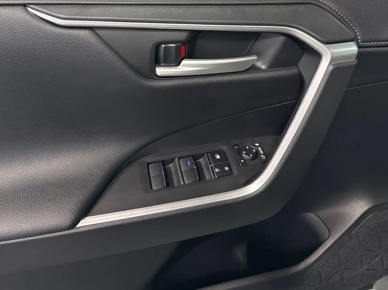Toyota Wildlander 2022 Hybrid 2.5L E-CVT FWD Luxury PLUS Edition фото 13