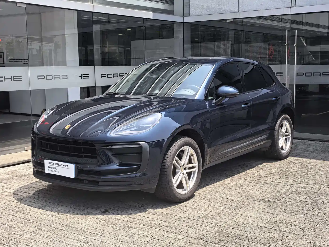 PORSCHE MACAN