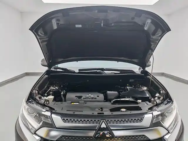 Mitsubishi Outlander 2020 2.0L 2WD Premium 5-seater фото 14