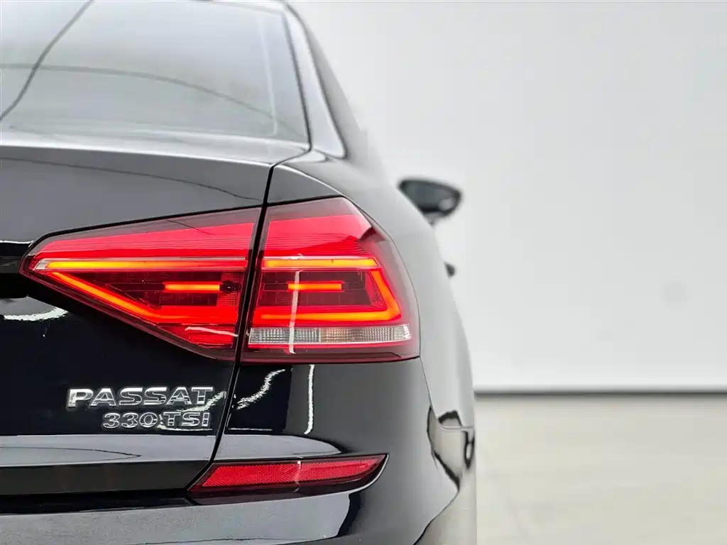 Volkswagen Passat 2017 330TSI DSG Prestige фото 17