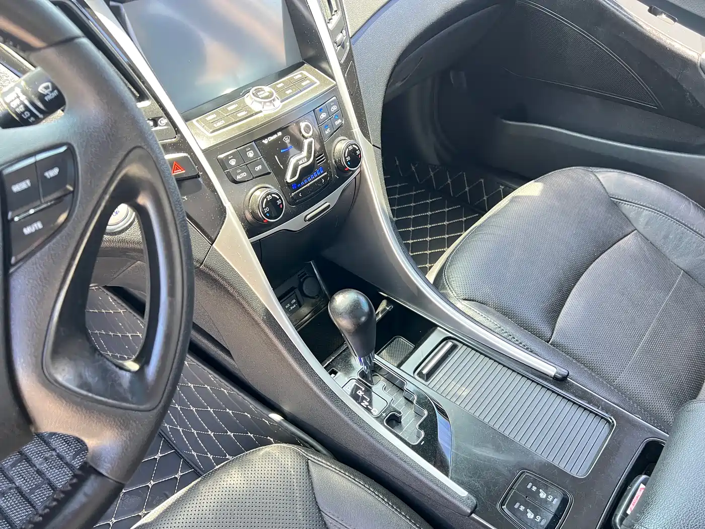 Hyundai Sonata 2013 2.0L Automatic Supreme Edition фото 9