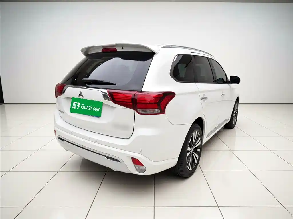 Mitsubishi Outlander 2021 2.4L 4WD Premium Edition 5-seater фото 4