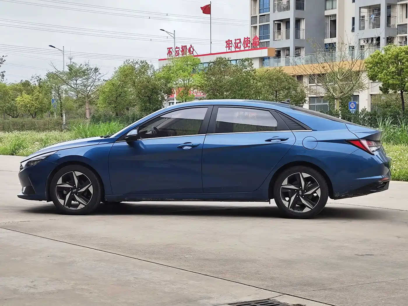 Hyundai Elantra 2021 1.5L CVT LUX Premium Edition фото 7
