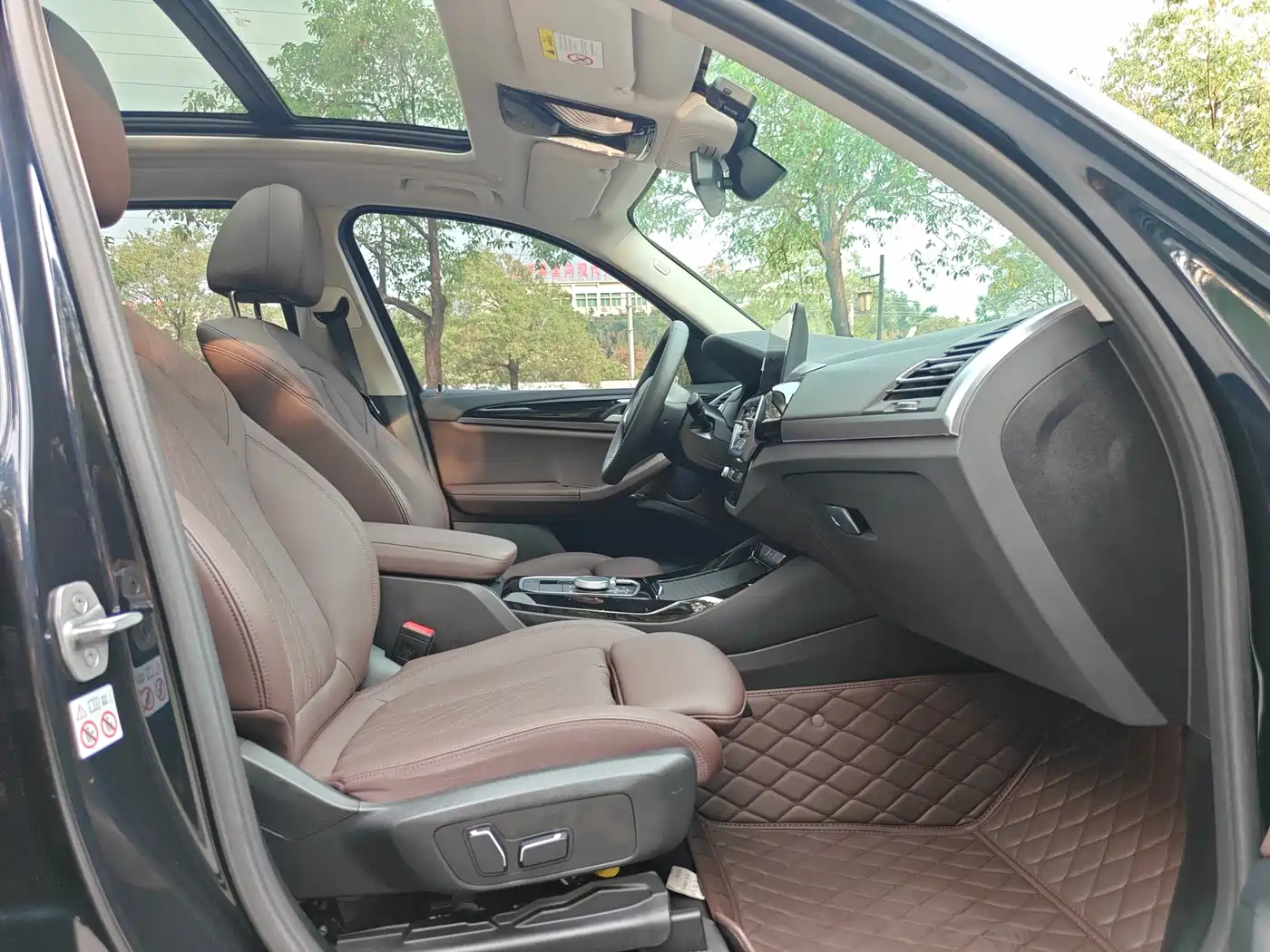 BMW iX3 2024 Leading Edition фото 12