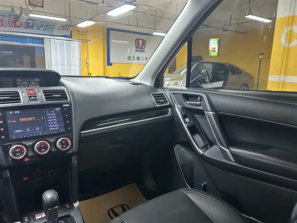Subaru Forester 2016 2.5i Prestige Navigation Edition фото 17