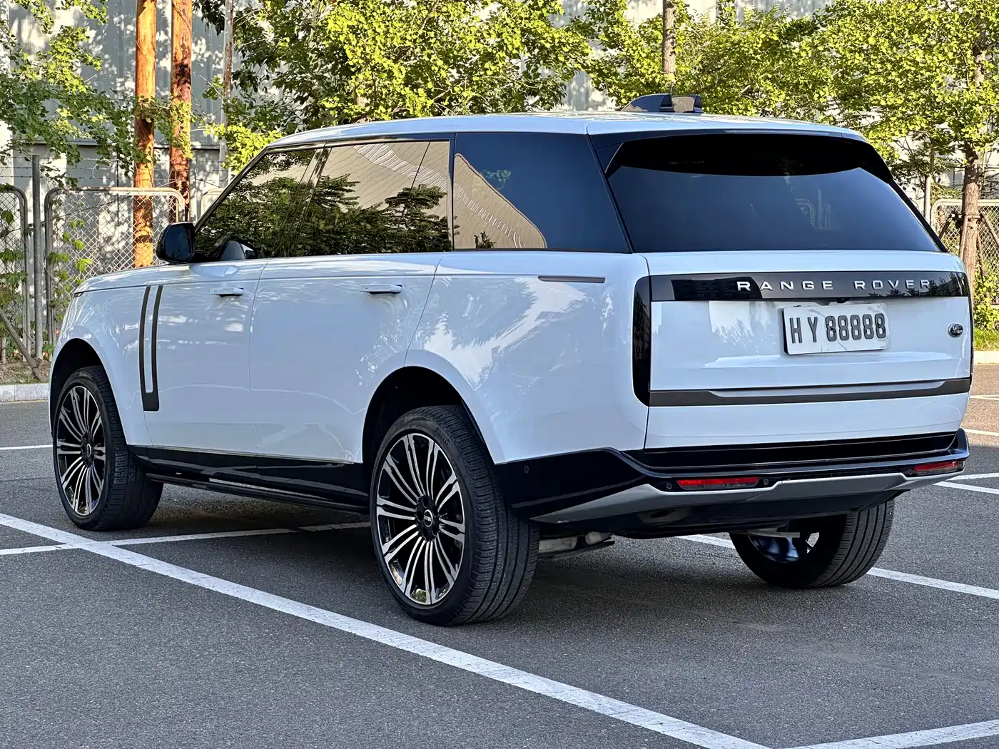 Land Rover Range Rover 2023 3.0 L6 400PS Golden Age Long Wheelbase фото 5
